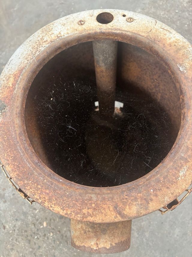 Estufa leña antigua metálica