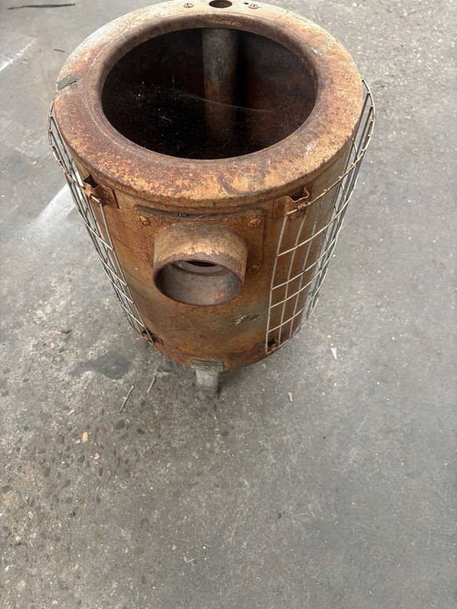 Estufa leña antigua metálica