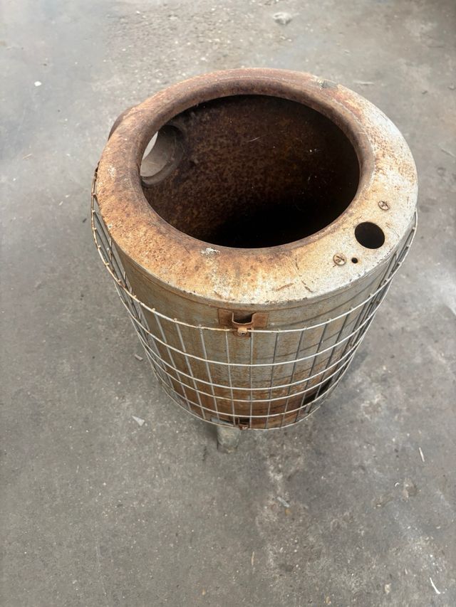 Estufa leña antigua metálica