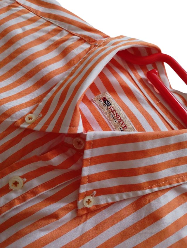 Camisa de rayas naranjas