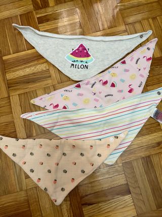 4 Baberos bandanitas para  
bebé