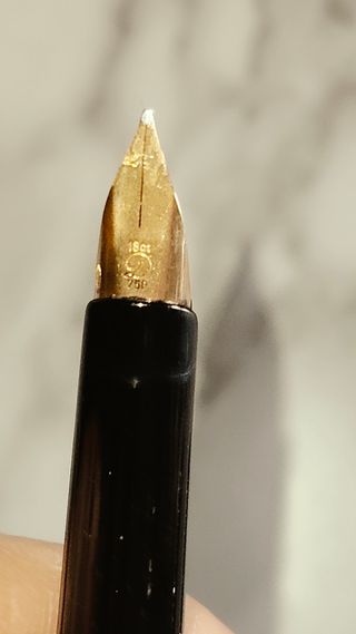 Pluma estilográfica con plumín bañado en oro 