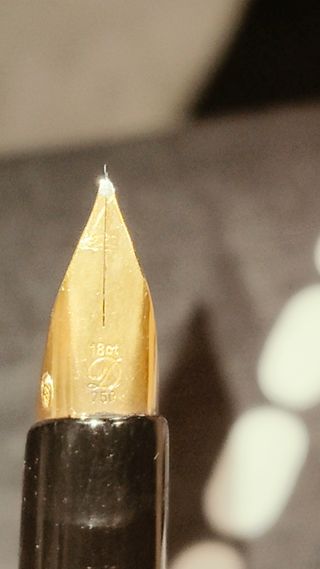 Pluma estilográfica con plumín bañado en oro 