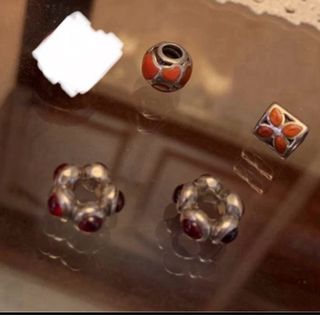 4 charms Pandora rojos & naranjas
Cada uno a 10€