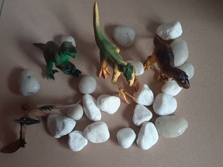 4 dinosaurios de juguete
