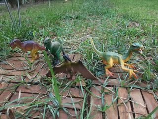 4 dinosaurios de juguete