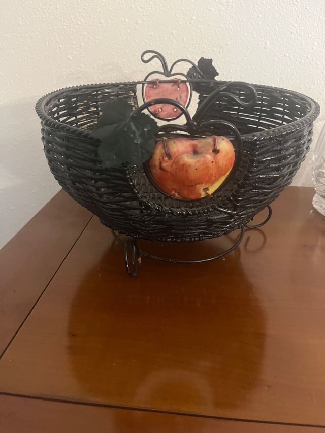 Frutero de mimbre y metal negro