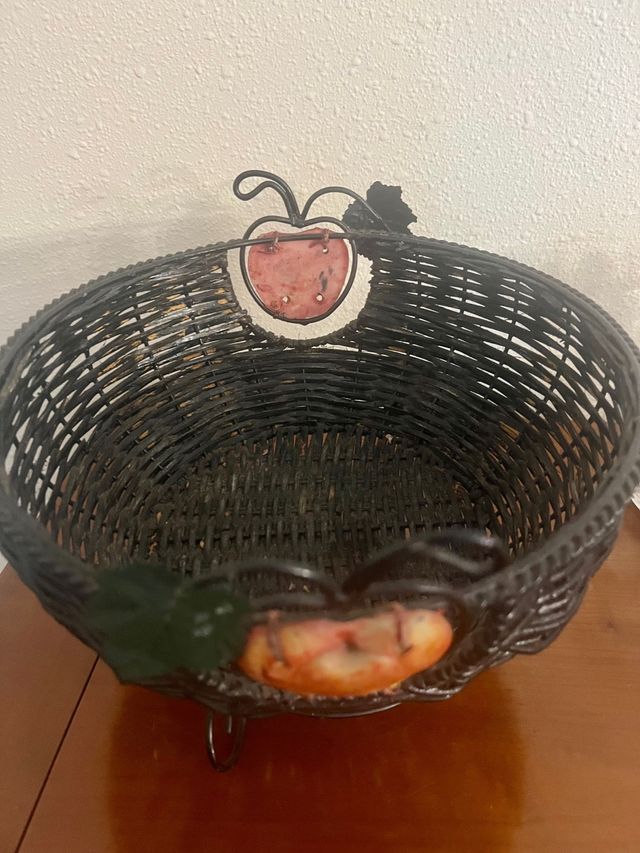 Frutero de mimbre y metal negro