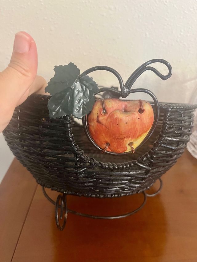 Frutero de mimbre y metal negro