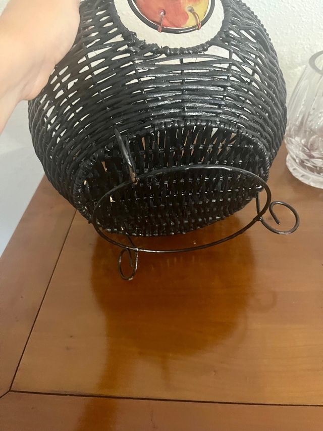 Frutero de mimbre y metal negro