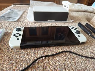 Nintendo Switch OLED blanca y negra. Como nueva