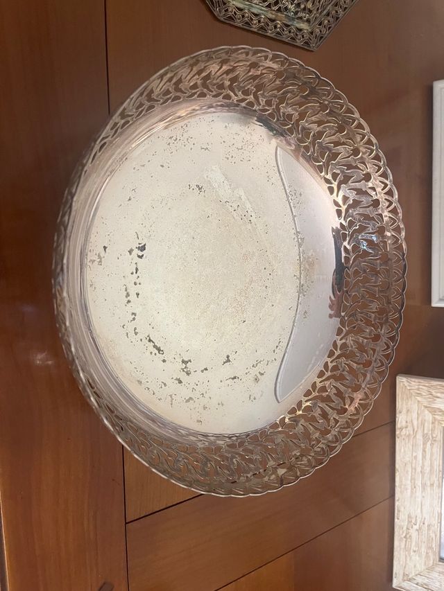 Bandeja metálica plateada