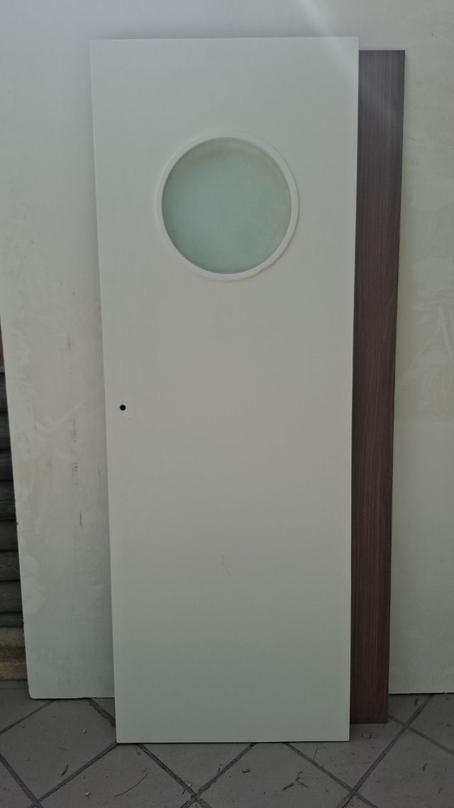 Puerta interior blanca con ventana redonda