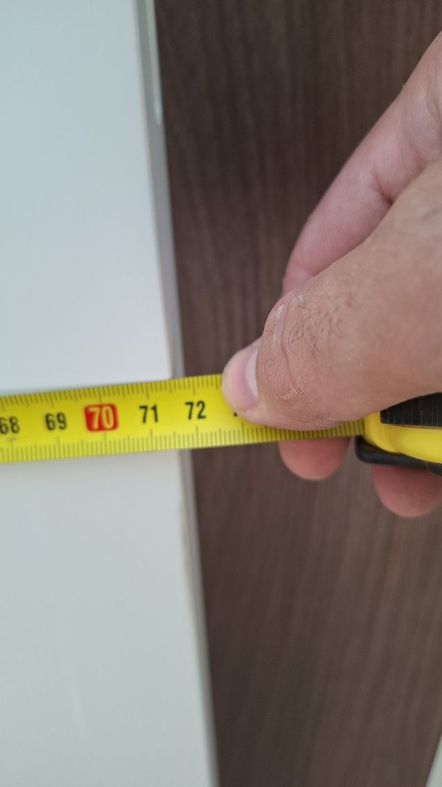 Puerta interior blanca con ventana redonda