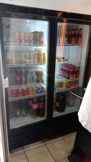 Nevera expositora bebidas con poco meses de uso .