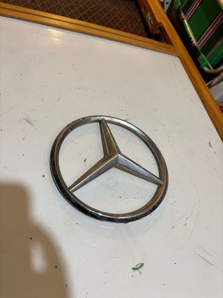 Emblema Mercedes Benz clásico