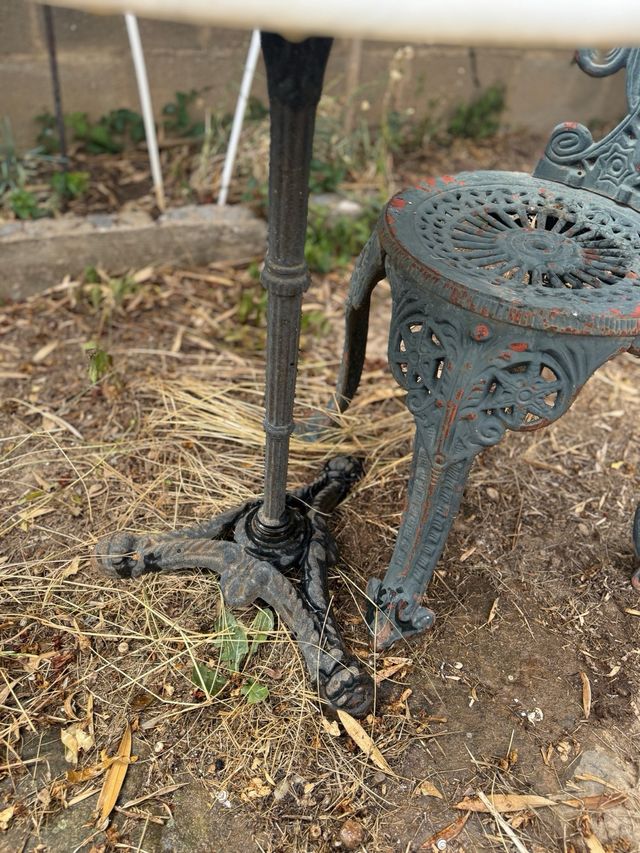 Mesa y silla vintage de hierro