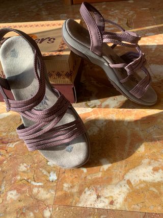in trattativa. Sandali Skechers lilla. calzano 36