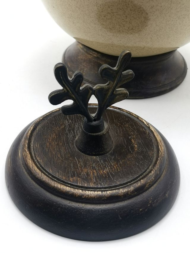 Jarrón de cerámica y madera con original diseño