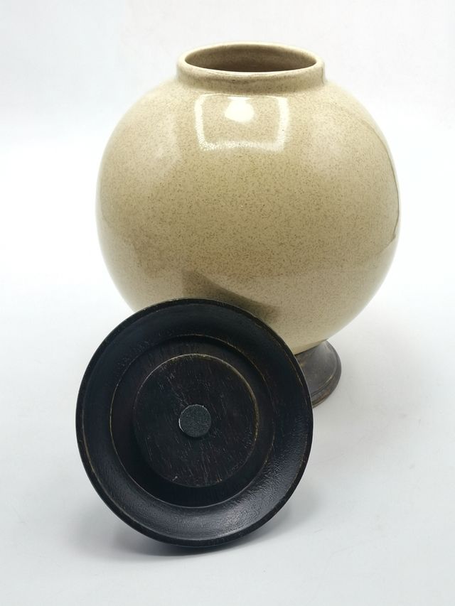 Jarrón de cerámica y madera con original diseño