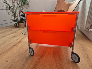 Cajonera roja diseño Kartell.