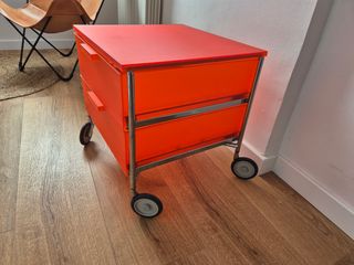 Cajonera roja diseño Kartell.