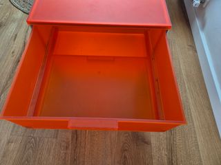 Cajonera roja diseño Kartell.