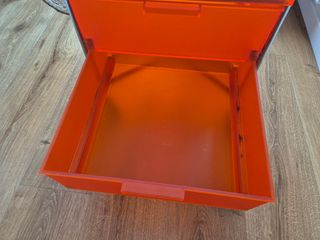 Cajonera roja diseño Kartell.