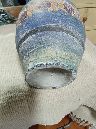 Jarrón cerámico y espejo en madera con detalles