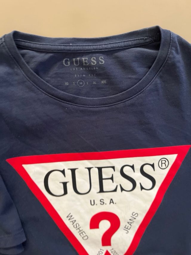 Camiseta Guess azul de hombre. Muy bonita