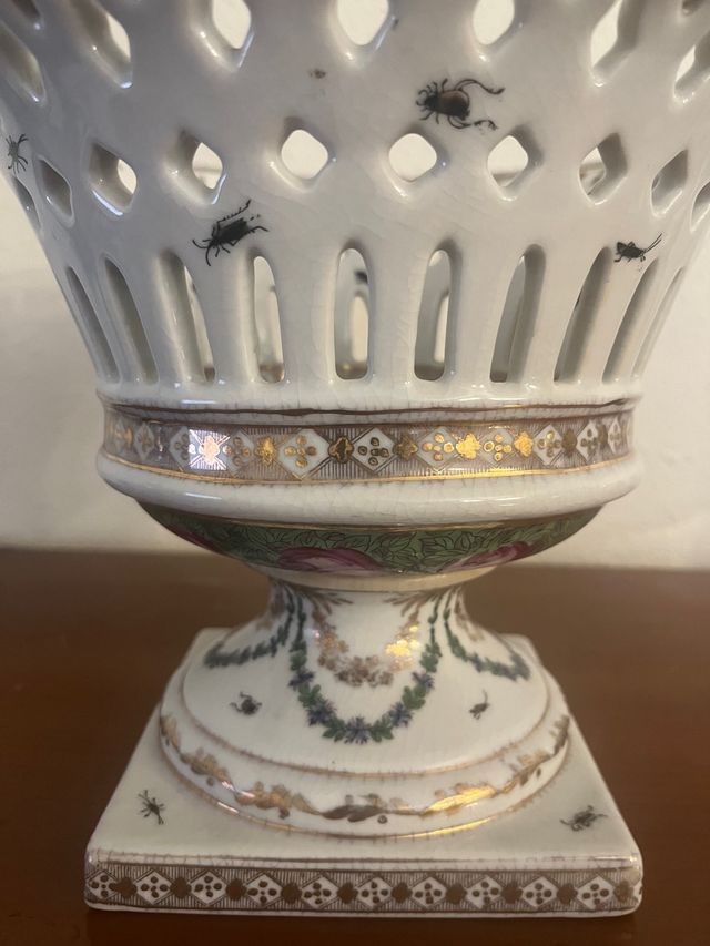 Jarrón porcelana: dorado y blanco