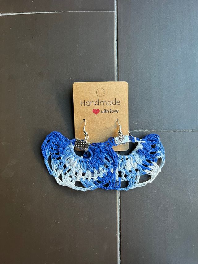 Pendientes crochet azules y blancos