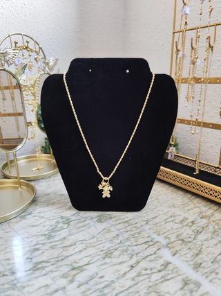 Collares en oro laminado.