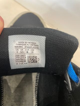 Converse negras y azules