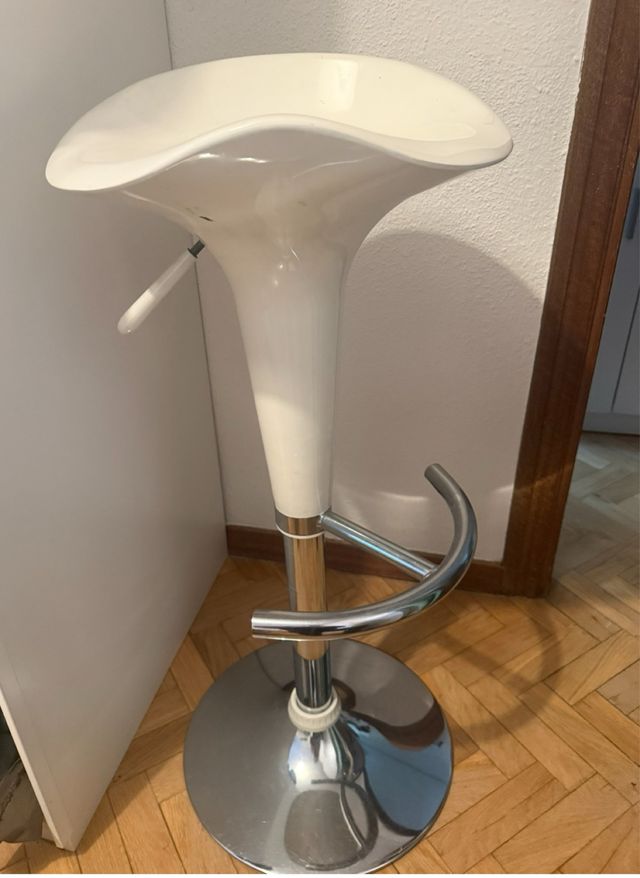 Taburete regulable blanco y plateado