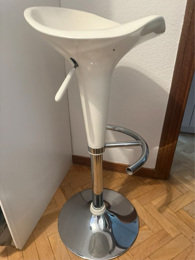 Taburete regulable blanco y plateado