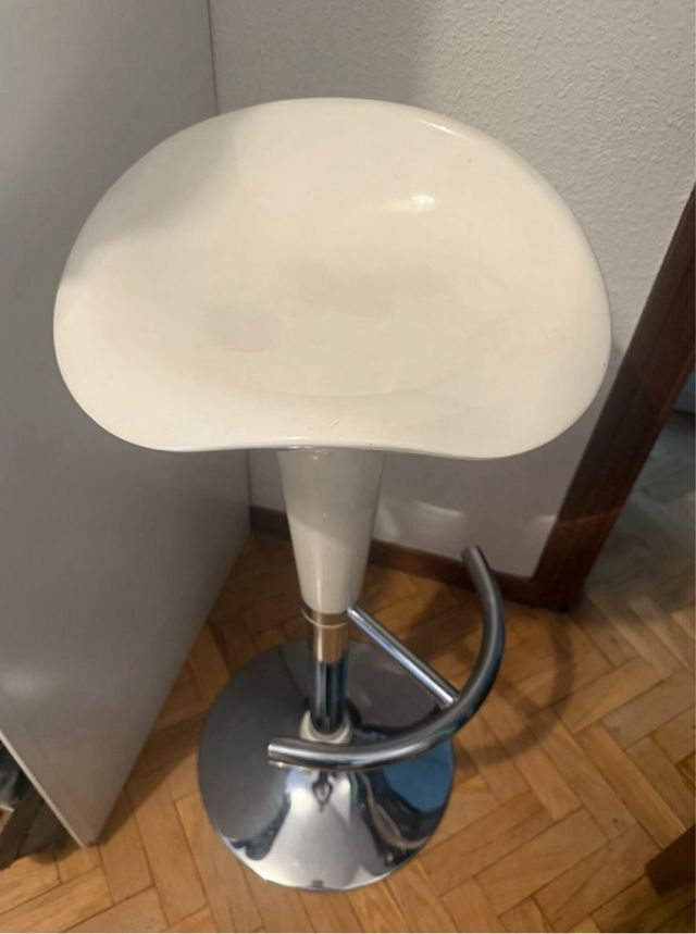 Taburete regulable blanco y plateado
