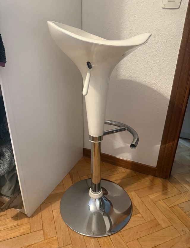 Taburete regulable blanco y plateado