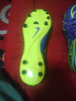 Zapatos fútbol niño/a morado-amarillo