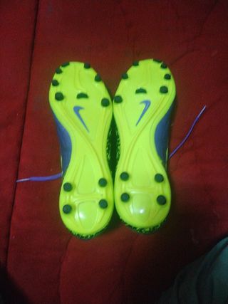 Zapatos fútbol niño/a morado-amarillo