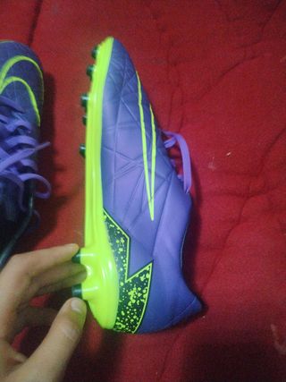 Zapatos fútbol niño/a morado-amarillo