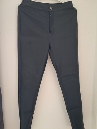 Pantalones negros efecto piel