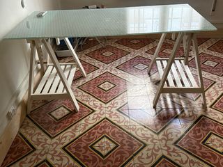 Escritorio IKEA con caballetes