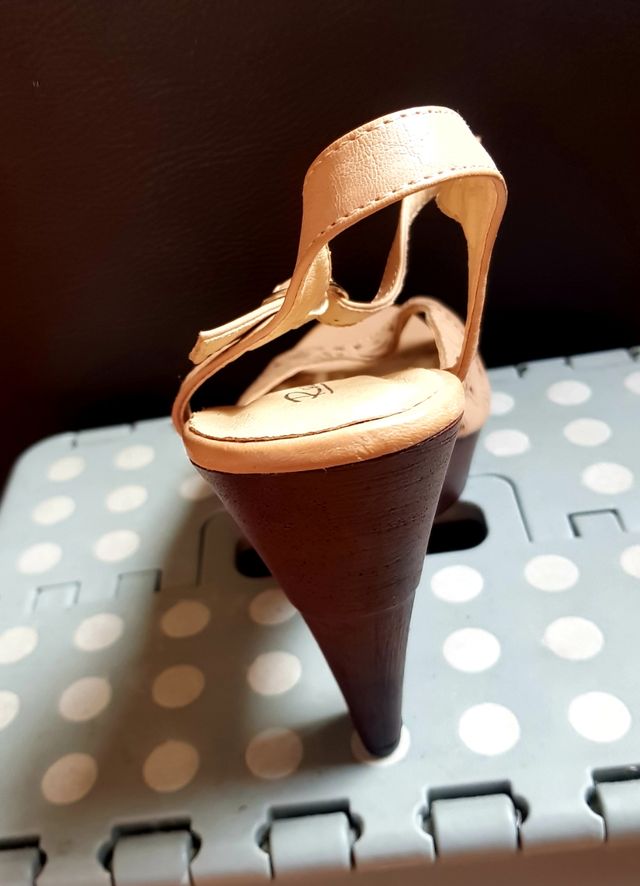 Zapatos beige mujer tacón