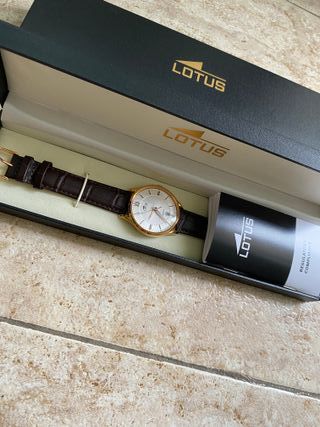 Reloj Lotus Hombre - Elegante Dorado