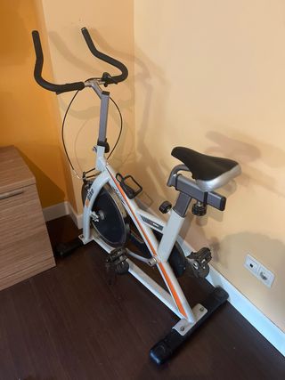 Bicicleta estática, como nueva, NEGOCIABLE.
