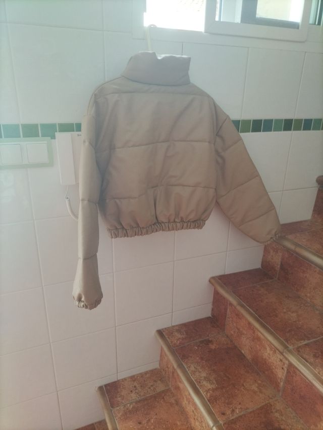 Chaqueta bomber beige acolchada