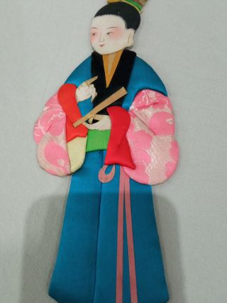 2 láminas y 2 figuras asiáticas