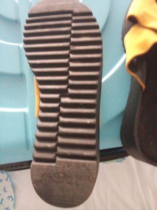 Chanclas mostaza-negras cuña