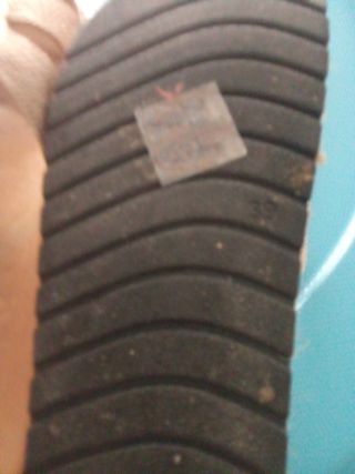 Chanclas mostaza-negras cuña